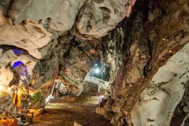 Tayland 'ın Ratchaburi iline bağlı Ratchaburi şehri yakınlarındaki Tham Nam Su Mağarası, Kasım 2022