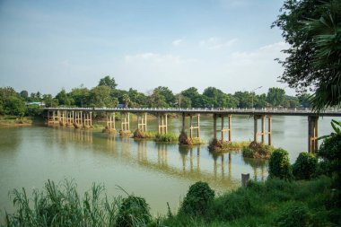 Tayland 'ın Ratchaburi iline bağlı Ratchaburi şehri yakınlarındaki Mae klong Nehri' nde bir köprü, Kasım 2022