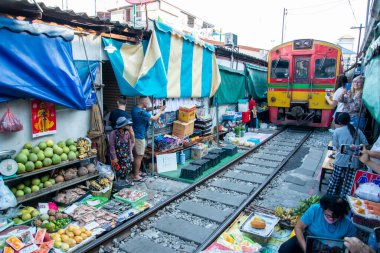 Samut Songkhram 'daki Demiryolu Pazarı' ndaki Meyve Pazarı ya da Samut Songkhram 'daki Tren Pazarı ya da Tayland' daki Samut Songkhram 'daki Mae Klong, Samut Songkhram, Kasım 2022