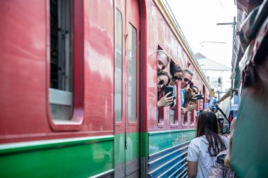 Samut Songkhram 'daki Demiryolu Pazarı' ndaki Meyve Pazarı ya da Samut Songkhram 'daki Tren Pazarı ya da Tayland' daki Samut Songkhram 'daki Mae Klong, Samut Songkhram, Kasım 2022