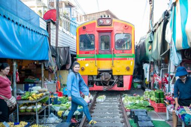 Samut Songkhram 'daki Demiryolu Pazarı' ndaki Meyve Pazarı ya da Samut Songkhram 'daki Tren Pazarı ya da Tayland' daki Samut Songkhram 'daki Mae Klong, Samut Songkhram, Kasım 2022