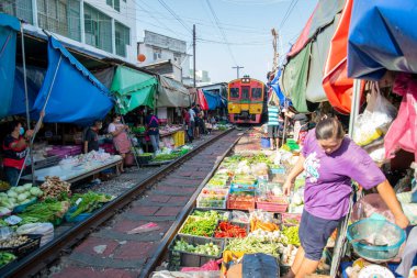 Samut Songkhram 'daki Demiryolu Pazarı' ndaki Meyve Pazarı ya da Samut Songkhram 'daki Tren Pazarı ya da Tayland' daki Samut Songkhram 'daki Mae Klong, Samut Songkhram, Kasım 2022