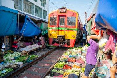 Samut Songkhram 'daki Demiryolu Pazarı' ndaki Meyve Pazarı ya da Samut Songkhram 'daki Tren Pazarı ya da Tayland' daki Samut Songkhram 'daki Mae Klong, Samut Songkhram, Kasım 2022