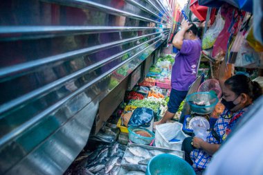 Samut Songkhram 'daki Demiryolu Pazarı' ndaki Meyve Pazarı ya da Samut Songkhram 'daki Tren Pazarı ya da Tayland' daki Samut Songkhram 'daki Mae Klong, Samut Songkhram, Kasım 2022