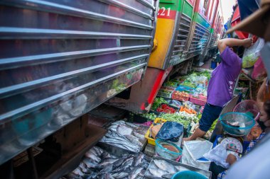 Samut Songkhram 'daki Demiryolu Pazarı' ndaki Meyve Pazarı ya da Samut Songkhram 'daki Tren Pazarı ya da Tayland' daki Samut Songkhram 'daki Mae Klong, Samut Songkhram, Kasım 2022