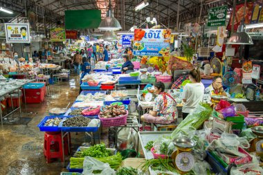 Samut Songkhram 'daki Mae Klong Pazarı ya da Samut Songkhram' daki Tren Pazarı ya da Tayland 'ın Samut Songkhram ilindeki Mae Klong, Samut Songkhram, Kasım 2022