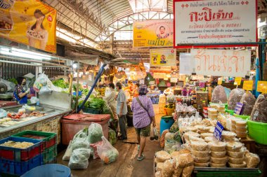 Samut Songkhram 'daki Mae Klong Pazarı ya da Samut Songkhram' daki Tren Pazarı ya da Tayland 'ın Samut Songkhram ilindeki Mae Klong, Samut Songkhram, Kasım 2022