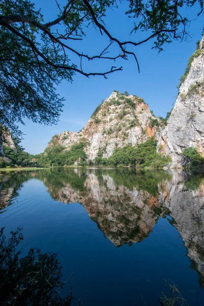 Tayland 'ın Ratchaburi ilindeki Ratchaburi şehri yakınlarındaki Khao Ngu Dağı Parkı, Kasım 2022