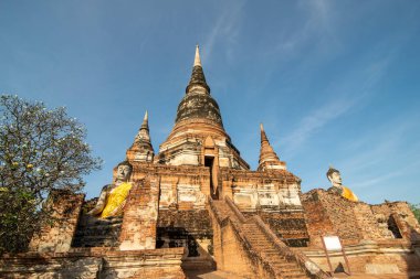 Tayland 'ın Ayutthaya eyaleti Ayutthaya kentinde Ayutthaya şehrinde Wat Yai Chai Mongkon' un Chedi 'si ile birlikte bir Buda, Kasım 2022