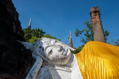 Tayland 'ın Ayutthaya ilindeki Ayutthaya kentinde, Wat Yai Chai Mongkon' da yaslanan Buda, Kasım 2022