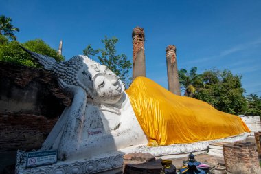Tayland 'ın Ayutthaya ilindeki Ayutthaya kentinde, Wat Yai Chai Mongkon' da yaslanan Buda, Kasım 2022