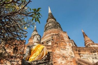 Tayland 'ın Ayutthaya eyaleti Ayutthaya kentinde Ayutthaya şehrinde Wat Yai Chai Mongkon' un Chedi 'si ile birlikte bir Buda, Kasım 2022