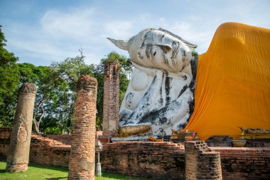 Tayland 'ın Ang Thong kenti yakınlarındaki Ang Thong şehrinde yaslanan Buda Wat Khun Inthapramun, Kasım 2022