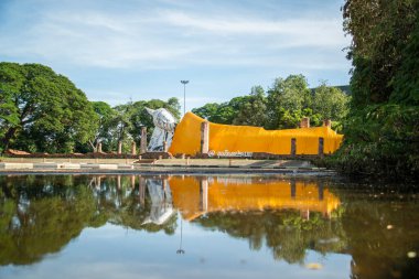 Tayland 'ın Ang Thong kenti yakınlarındaki Ang Thong şehrinde yaslanan Buda Wat Khun Inthapramun, Kasım 2022