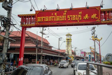 Saat Kulesi, Tayland 'ın Ratchaburi ilindeki Ratchaburi şehrindeki pazarda, Kasım 2022