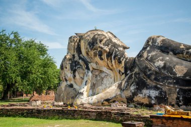 Tayland 'ın Ayutthaya eyâletindeki Ayutthaya kentinde, Wat Lokayasutharam' da yaslanan Buda, Kasım 2022