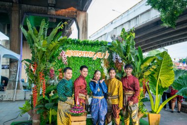 Halk, Tayland 'ın Ayutthaya ilinin Ayutthaya ilçesindeki Ayutthaya kentinde düzenlenen Loy Krathong Festivali' nin keyfini çıkarıyor.
