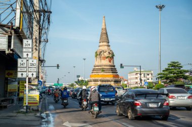 Chedi Wat Sam Pluem, Tayland 'ın Ayutthaya kenti Ayutthaya kentinde, Budist stupa ile tarihi kavşakta, Kasım 2022