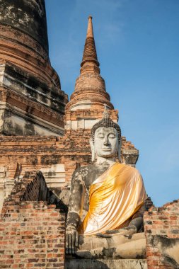 Tayland 'ın Ayutthaya eyaleti Ayutthaya kentinde Ayutthaya şehrinde Wat Yai Chai Mongkon' un Chedi 'si ile birlikte bir Buda, Kasım 2022