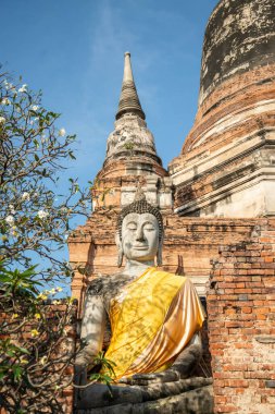 Tayland 'ın Ayutthaya eyaleti Ayutthaya kentinde Ayutthaya şehrinde Wat Yai Chai Mongkon' un Chedi 'si ile birlikte bir Buda, Kasım 2022
