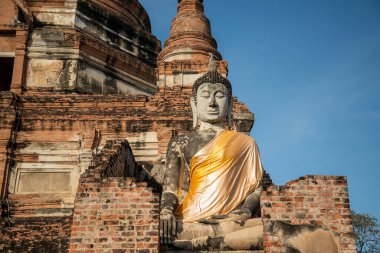 Tayland 'ın Ayutthaya eyaleti Ayutthaya kentinde Ayutthaya şehrinde Wat Yai Chai Mongkon' un Chedi 'si ile birlikte bir Buda, Kasım 2022