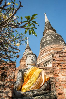 Tayland 'ın Ayutthaya eyaleti Ayutthaya kentinde Ayutthaya şehrinde Wat Yai Chai Mongkon' un Chedi 'si ile birlikte bir Buda, Kasım 2022