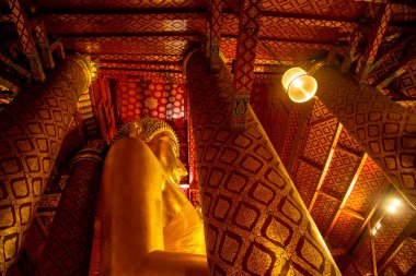 Büyük Buda, Tayland 'ın Ayutthaya ilindeki Ayutthaya şehrinde, Wat Phanan Choeng şehrinde, Kasım 2022' de, Ayutthaya