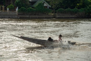 Tayland 'ın Ayutthaya ilindeki Ayutthaya şehrindeki Chao Phraya Nehri' nde sürat teknesi, Kasım 2022