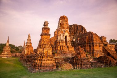 Tayland 'ın Ayutthaya iline bağlı Ayutthaya kentinde, Wat Mahathat Tempe kalıntıları, Kasım 2022