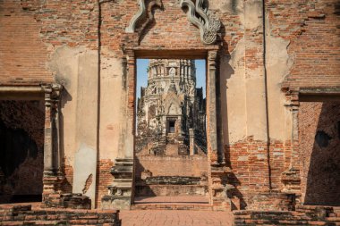 Tayland 'ın Ayutthaya ilindeki Ayutthaya şehrindeki Wat Ratchaburana Tapınağı kalıntıları, Kasım 2022