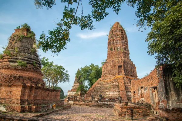 Ayutthaya şehrindeki Wat Worachet Tapınağı kalıntıları Tayland 'ın Ayutthaya eyaleti, Ayutthaya, Kasım 2022