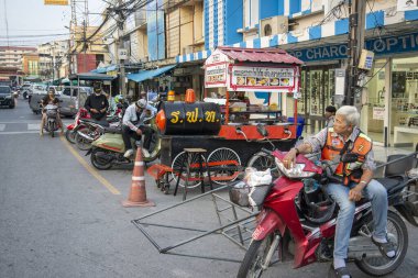 a Thai Street Food Shop at the Nightmarket in the City of Hua Hin in the Province of Prachuap Khiri Khan in Thailand,  Thailand, Hua Hin, December, 2022