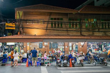 Tayland 'da Prachuap Khiri Khan ili' nin Hua Hin şehrindeki geleneksel bir ahşap ev ve restoran, Hua Hin, Aralık 2022