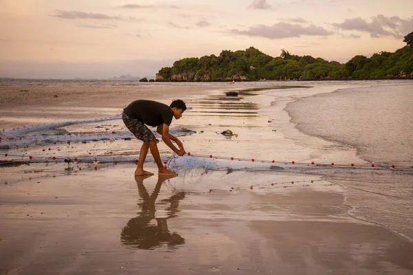 stock image Fishermen at work at the Bo Thong Lang Bay and Beach at the Town of Bang Saphan in the Province of Prachuap Khiri Khan in Thailand,  Thailand, Bang Saphan, December, 2022