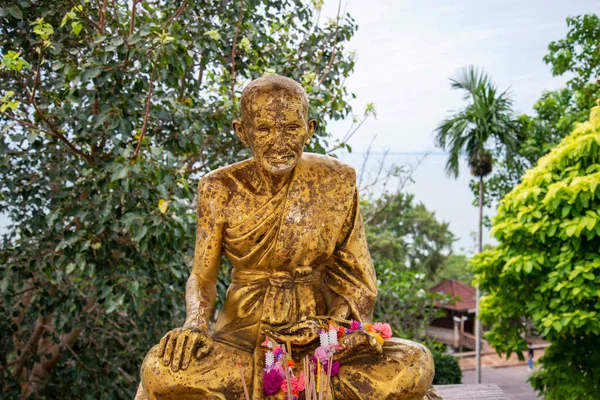 2022年12月 バンクラット タイのプラチャップカーンクラット県バンクラット町のカオトンチャイ山の黄金の僧侶像 — ストック写真
