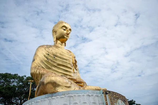 Una Figura Buddha Oro Khao Thong Chai Mountain Nella Città — Foto Stock