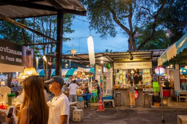 Tayland, Tayland 'da Prachuap Khiri Han ilindeki Hua Hin şehri yakınlarındaki Tamarind Haftasonu Gece Pazarı, Hua Hin, Aralık 2022