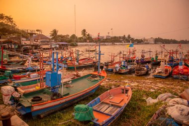 Tayland 'da Prachuap Khiri Khan ili' nin Hua Hin şehrinin sahilindeki geleneksel balıkçı köyü, Hua Hin, Aralık 2022