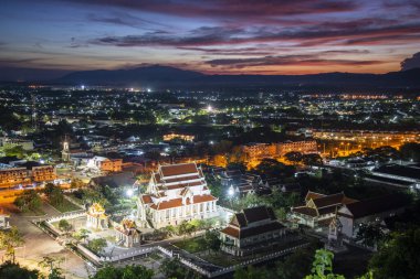 Wat Thammikaram Mahathat Worawihan ile birlikte Tayland 'da Prachuap Khiri Khan ilindeki Phrachuap Khiri Khan kasabasındaki tepeden manzara, Aralık 2022