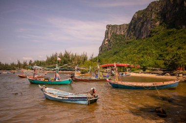 Tayland 'da Prachuap Khiri Khan, Tayland' da Phrachuap Khiri Khan şehrindeki Khao Ta Mong Lai Orman Parkı 'nda peyzaj ve sahil, Aralık 2022