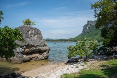 Tayland 'da Prachuap Khiri Khan, Tayland' da Phrachuap Khiri Khan şehrindeki Khao Ta Mong Lai Orman Parkı 'nda peyzaj ve sahil, Aralık 2022