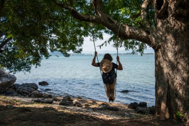 Tayland 'da Prachuap Khiri Khan, Tayland' da Phrachuap Khiri Khan şehrindeki Khao Ta Mong Lai Orman Parkı 'nda peyzaj ve sahil, Aralık 2022