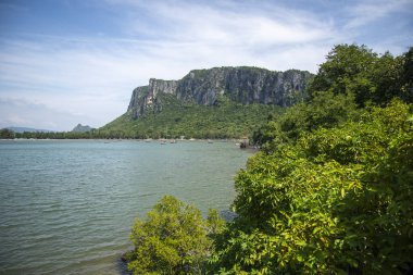 Tayland 'da Prachuap Khiri Khan, Tayland' da Phrachuap Khiri Khan şehrindeki Khao Ta Mong Lai Orman Parkı 'nda peyzaj ve sahil, Aralık 2022