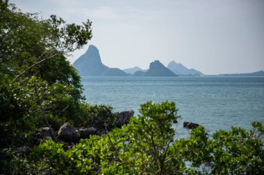 Tayland 'da Prachuap Khiri Khan, Tayland' da Phrachuap Khiri Khan şehrindeki Khao Ta Mong Lai Orman Parkı 'nda peyzaj ve sahil, Aralık 2022