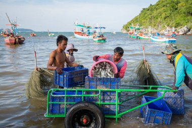 Tayland, Tayland, Prachuap Khiri Han 'daki Phrachuap Khiri Khan kenti yakınlarındaki Ao Noi' de balıkçı ve liman işçileri, Aralık 2022, Tayland, Prachuap Khiri Khan.