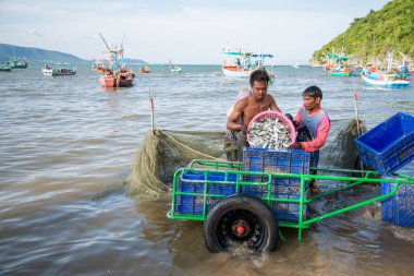 Tayland, Tayland, Prachuap Khiri Han 'daki Phrachuap Khiri Khan kenti yakınlarındaki Ao Noi' de balıkçı ve liman işçileri, Aralık 2022, Tayland, Prachuap Khiri Khan.