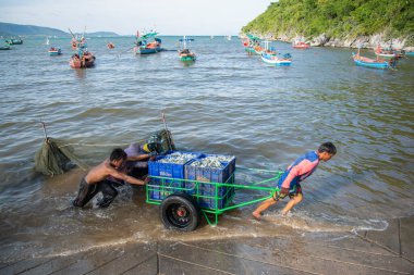 Tayland, Tayland, Prachuap Khiri Han 'daki Phrachuap Khiri Khan kenti yakınlarındaki Ao Noi' de balıkçı ve liman işçileri, Aralık 2022, Tayland, Prachuap Khiri Khan.