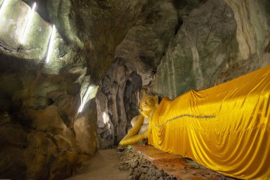 Tayland 'ın Prachuap Khiri Han ilindeki Phrachuap Khiri Han kenti yakınlarındaki Wat Ao Noi' de uzanan Buda Mağarası, Prachuap Khiri Han, Aralık 2022