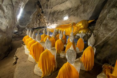 Tayland 'ın Prachuap Khiri Han ilindeki Phrachuap Khiri Han kenti yakınlarındaki Wat Ao Noi' de uzanan Buda Mağarası, Prachuap Khiri Han, Aralık 2022