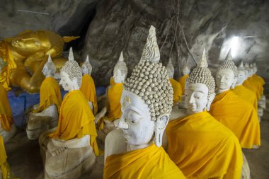 Tayland 'ın Prachuap Khiri Han ilindeki Phrachuap Khiri Han kenti yakınlarındaki Wat Ao Noi' de uzanan Buda Mağarası, Prachuap Khiri Han, Aralık 2022